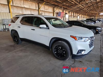 Czwarte zdjęcie samochodu z boku: 2021 CHEVROLET TRAVERSE LT VIN:1GNERGKW7MJ267701 - miniatura