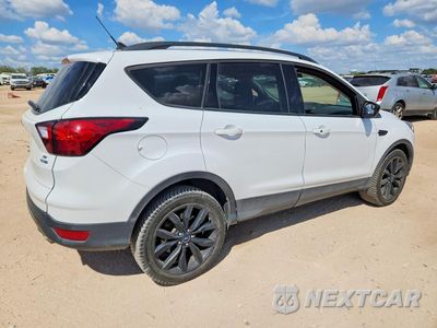 Trzecie zdjęcie samochodu z tyłu: 2019 FORD ESCAPE SE VIN:1FMCU9GD5KUB07373 - miniatura