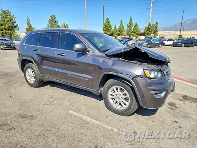 Czwarte zdjęcie samochodu z boku: 2019 JEEP GRAND CHEROKEE LAREDO VIN:1C4RJEAG2KC543638 - miniatura