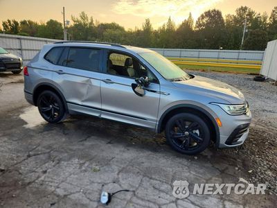 Czwarte zdjęcie samochodu z boku: 2023 VOLKSWAGEN TIGUAN SE R-LINE BLACK VIN:3VVCB7AXXPM058248 - miniatura