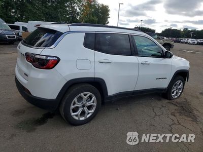 Trzecie zdjęcie samochodu z tyłu: 2025 JEEP COMPASS LATITUDE VIN:3C4NJDBN3ST520394 - miniatura
