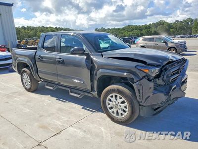 Czwarte zdjęcie samochodu z boku: 2025 TOYOTA TACOMA SR5 VIN:3TMLB5JN1SM159429 - miniatura