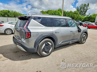 Trzecie zdjęcie samochodu z tyłu: 2024 KIA EV9 WIND VIN:KNDAFFS56R6022755 - miniatura