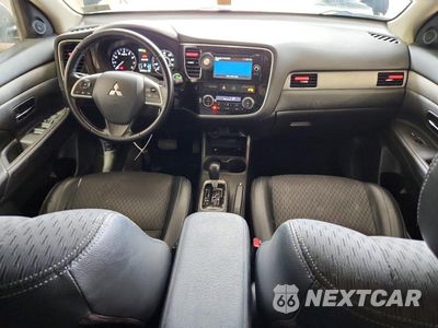 Zdjęcie 8 z 13 samochodu: 2015 MITSUBISHI OUTLANDER SE VIN:JA4AZ3A34FZ000943 - miniatura