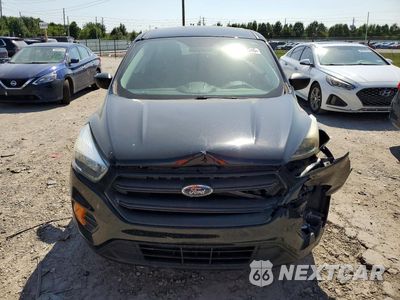 Piąte zdjęcie samochodu w środku: 2017 FORD ESCAPE S VIN:1FMCU0F74HUE05493 - miniatura