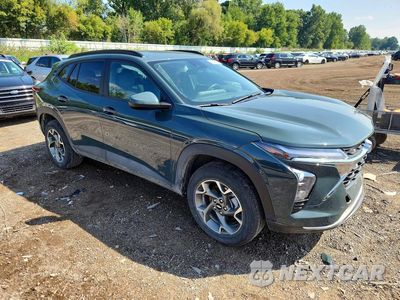 Czwarte zdjęcie samochodu z boku: 2025 CHEVROLET TRAX 1LT VIN:KL77LHEP9SC207933 - miniatura