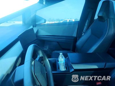 Zdjęcie 9 z 12 samochodu: 2024 TESLA CYBERTRUCK VIN:7G2CEHED2RA046303 - miniatura