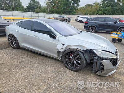 Czwarte zdjęcie samochodu z boku: 2015 TESLA MODEL S VIN:5YJSA1E4XFF113990 - miniatura