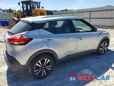 Trzecie zdjęcie samochodu z tyłu: 2020 NISSAN KICKS SV VIN:3N1CP5CV9LL479123 - miniatura
