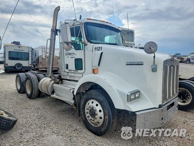 Czwarte zdjęcie samochodu z boku: 2016 KENWORTH T800 SEMI TRUCK VIN:3WKDD49XXGF106918 - miniatura