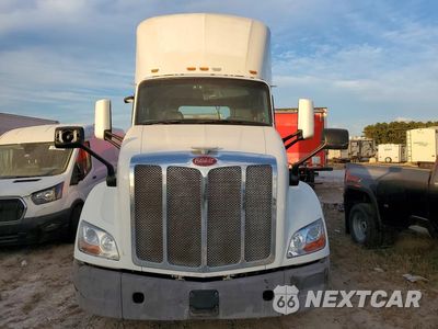 Piąte zdjęcie samochodu w środku: 2016 PETERBILT 579 SEMI TRUCK VIN:1XPBA48X2GD339729 - miniatura