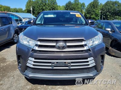 Piąte zdjęcie samochodu w środku: 2018 TOYOTA HIGHLANDER LE VIN:5TDBZRFH2JS903314 - miniatura