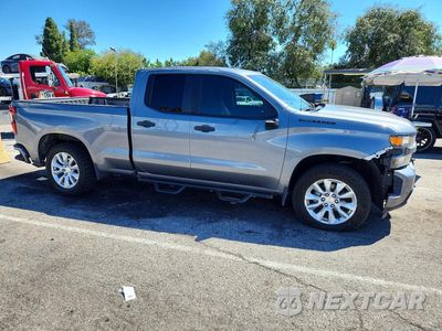 Czwarte zdjęcie samochodu z boku: 2022 CHEVROLET SILVERADO LTD C1500 CUSTOM VIN:1GCRWBEK9NZ211034 - miniatura