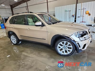 Czwarte zdjęcie samochodu z boku: 2013 BMW X5 XDRIVE35I VIN:5UXZV4C53D0B07218 - miniatura