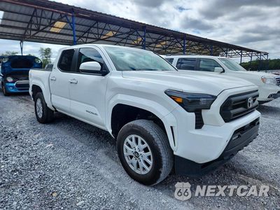 Czwarte zdjęcie samochodu z boku: 2025 TOYOTA TACOMA SR5 VIN:3TYKB5FN7ST023024 - miniatura
