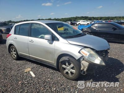 Czwarte zdjęcie samochodu z boku: 2009 NISSAN VERSA 1.8 S VIN:3N1BC13E19L498001 - miniatura