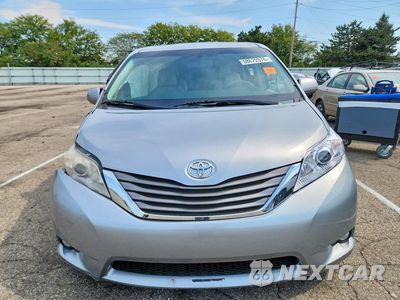 Piąte zdjęcie samochodu w środku: 2014 TOYOTA SIENNA XLE 8-PASSENGER VIN:5TDYK3DC7ES433502 - miniatura