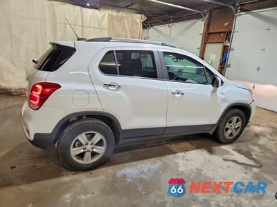 Trzecie zdjęcie samochodu z tyłu: 2020 CHEVROLET TRAX 1LT VIN:3GNCJPSB4LL281848 - miniatura
