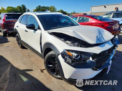 Czwarte zdjęcie samochodu z boku: 2024 MAZDA CX-30 PREMIUM PLUS VIN:3MVDMBEY6RM602149 - miniatura