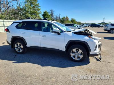 Czwarte zdjęcie samochodu z boku: 2025 TOYOTA RAV4 HYBRID XLE VIN:4T3RWRFV3SU170753 - miniatura