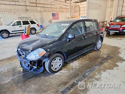 2010 NISSAN VERSA 1.8 S 3N1BC1CP4AL456511 - główne zdjęcie licytacji z USA - miniatura