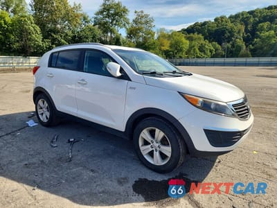 Czwarte zdjęcie samochodu z boku: 2011 KIA SPORTAGE LX VIN:KNDPBCA29B7163928 - miniatura