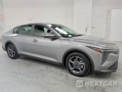 Czwarte zdjęcie samochodu z boku: 2026 KIA K4 LXS VIN:3KPFT4DE6TE326802 - miniatura
