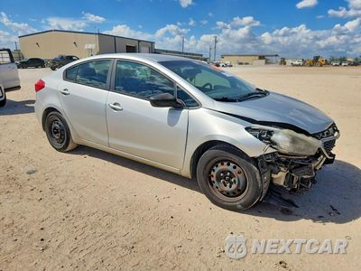 Czwarte zdjęcie samochodu z boku: 2014 KIA FORTE LX VIN:KNAFK4A66E5174984 - miniatura