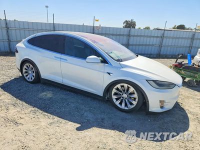 Czwarte zdjęcie samochodu z boku: 2017 TESLA MODEL X VIN:5YJXCBE27HF059233 - miniatura