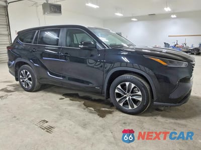 Czwarte zdjęcie samochodu z boku: 2026 TOYOTA HIGHLANDER HYBRID XLE VIN:5TDKBRCH1TS702239 - miniatura