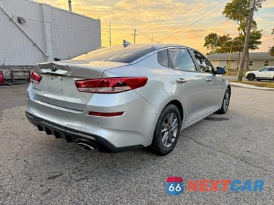 Trzecie zdjęcie samochodu z tyłu: 2019 KIA OPTIMA LX VIN:5XXGT4L31KG343064 - miniatura