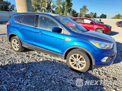 Czwarte zdjęcie samochodu z boku: 2017 FORD ESCAPE SE VIN:1FMCU9GD1HUD93019 - miniatura