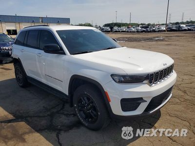 Czwarte zdjęcie samochodu z boku: 2022 JEEP GRAND CHEROKEE LAREDO VIN:1C4RJHAG3N8596096 - miniatura