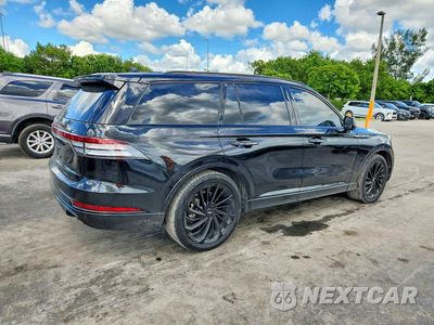 Trzecie zdjęcie samochodu z tyłu: 2023 LINCOLN AVIATOR RESERVE VIN:5LM5J7WC1PGL14599 - miniatura