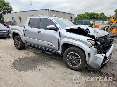 Czwarte zdjęcie samochodu z boku: 2024 TOYOTA TACOMA TRD SPORT VIN:3TMLB5JN6RM049955 - miniatura