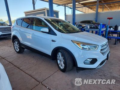 Czwarte zdjęcie samochodu z boku: 2019 FORD ESCAPE SE VIN:1FMCU9GD7KUB31478 - miniatura