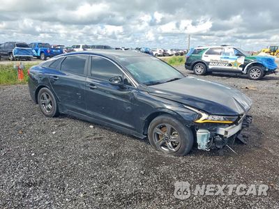 Czwarte zdjęcie samochodu z boku: 2023 KIA K5 LXS VIN:5XXG14J22PG192839 - miniatura