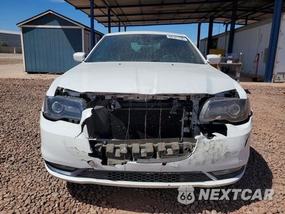 Piąte zdjęcie samochodu w środku: 2017 CHRYSLER 300 S VIN:2C3CCAGG2HH637657 - miniatura