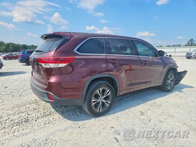 Trzecie zdjęcie samochodu z tyłu: 2018 TOYOTA HIGHLANDER LE VIN:5TDZARFH6JS041124 - miniatura