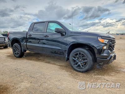 Czwarte zdjęcie samochodu z boku: 2023 CHEVROLET SILVERADO K1500 CUSTOM VIN:3GCPDBEK1PG215823 - miniatura