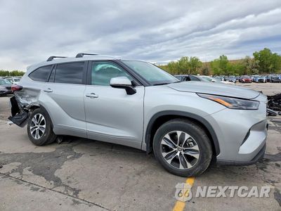 Czwarte zdjęcie samochodu z boku: 2024 TOYOTA HIGHLANDER XLE VIN:5TDKDRBH8RS529372 - miniatura