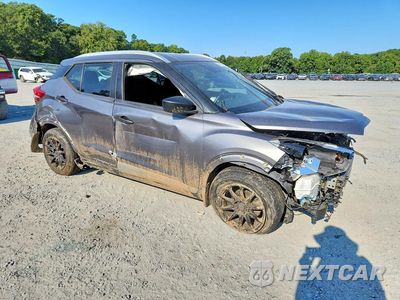 Czwarte zdjęcie samochodu z boku: 2018 NISSAN KICKS S VIN:3N1CP5CU7JL507618 - miniatura