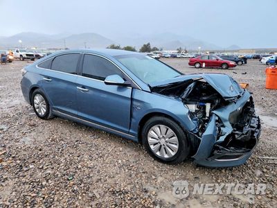 Czwarte zdjęcie samochodu z boku: 2016 HYUNDAI SONATA HYBRID SE VIN:KMHE24L15GA042112 - miniatura