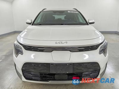 Piąte zdjęcie samochodu w środku: 2023 KIA NIRO WIND VIN:KNDCR3L14P5034254 - miniatura