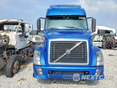 Piąte zdjęcie samochodu w środku: 2013 VOLVO VNL SEMI TRUCK VIN:4V4NC9EH3DN141190 - miniatura