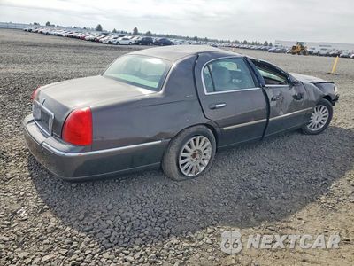 Trzecie zdjęcie samochodu z tyłu: 2005 LINCOLN TOWN CAR SIGNATURE VIN:1LNHM81W75Y617070 - miniatura