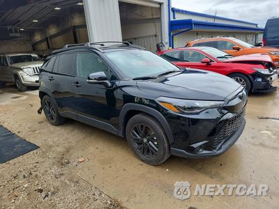 Czwarte zdjęcie samochodu z boku: 2024 TOYOTA COROLLA CROSS HYBRID NIGHTSHADE VIN:7MUFBABG1RV035070 - miniatura