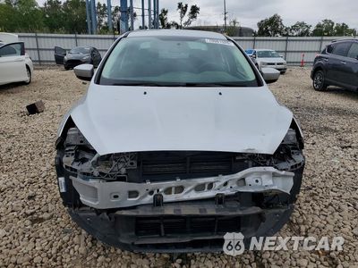 Piąte zdjęcie samochodu w środku: 2018 FORD FOCUS SE VIN:1FADP3F2XJL292060 - miniatura