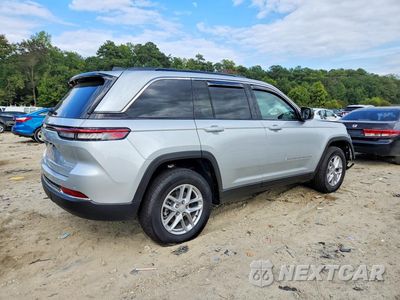Trzecie zdjęcie samochodu z tyłu: 2025 JEEP GRAND CHEROKEE LAREDO VIN:1C4RJHAG8SC350699 - miniatura