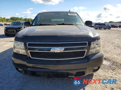 Piąte zdjęcie samochodu w środku: 2013 CHEVROLET SUBURBAN C1500 LT VIN:1GNSCJE09DR358947 - miniatura